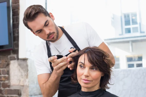 Friseur mit Klient — Stockfoto