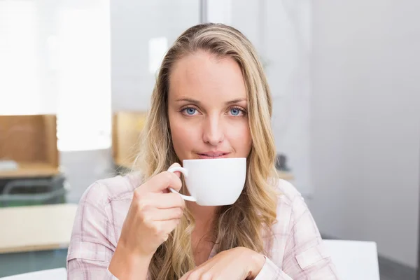 Geschäftsfrau mit Kaffeebecher — Stockfoto