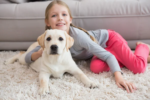 Meisje met puppy op Bank — Stockfoto