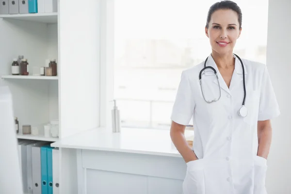 Dokter kijkt naar camera — Stockfoto