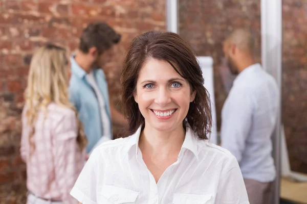 Mujer de negocios sonriendo a la cámara — Foto de Stock