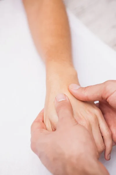 Manicurist washing customers hand — Stock Photo, Image