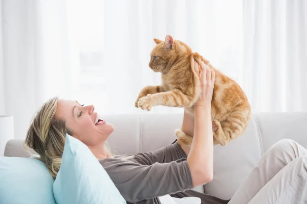 Mujer holding gringer gato — Foto de Stock