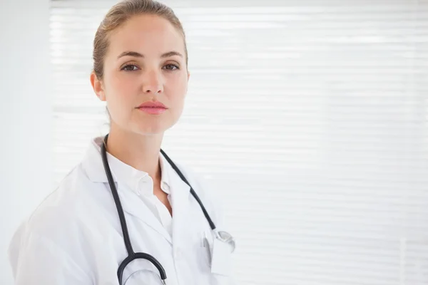 Doctor looking at the camera — Stock Photo, Image