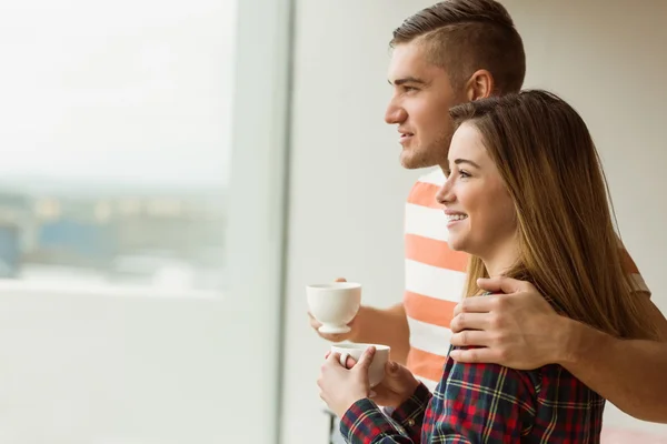 Couple looking out window — Stock Photo, Image