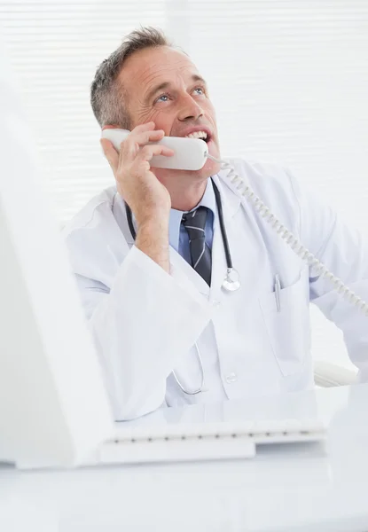 Doctor answering call — Stock Photo, Image