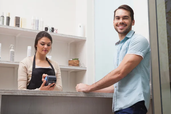 Coiffeur utilisant une carte de crédit — Photo