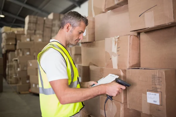 Arbeiter scannen Paket — Stockfoto