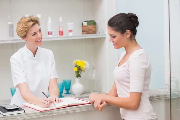 Esteticista falando com o cliente — Fotografia de Stock