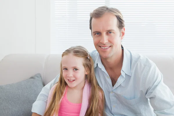 Vader en dochter glimlachen op camera — Stockfoto