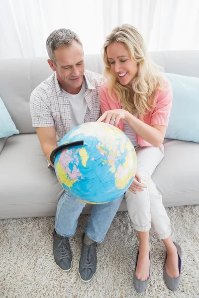 Par söker på globe — Stockfoto
