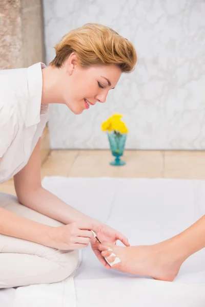 Woman getting pedicure from beautician — Stock Photo, Image