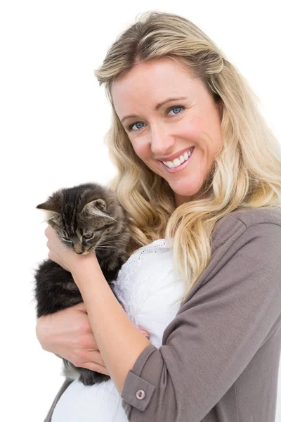 Vrouw bedrijf grijs kitten — Stockfoto