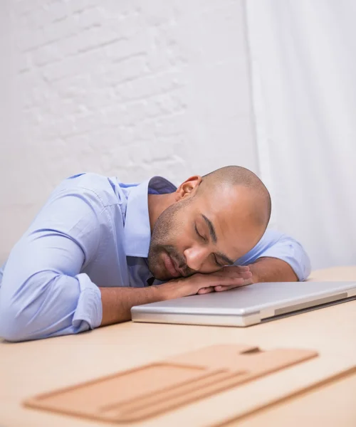 Hombre de negocios durmiendo por ordenador portátil —  Fotos de Stock