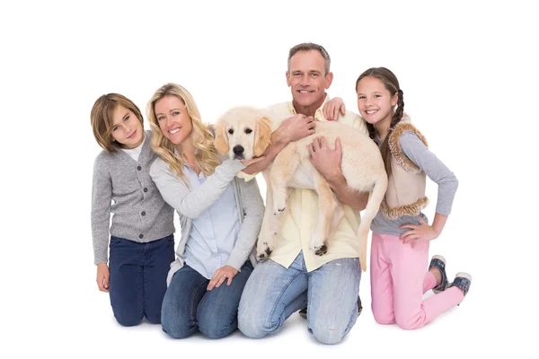 Famille avec chien souriant à la caméra — Photo