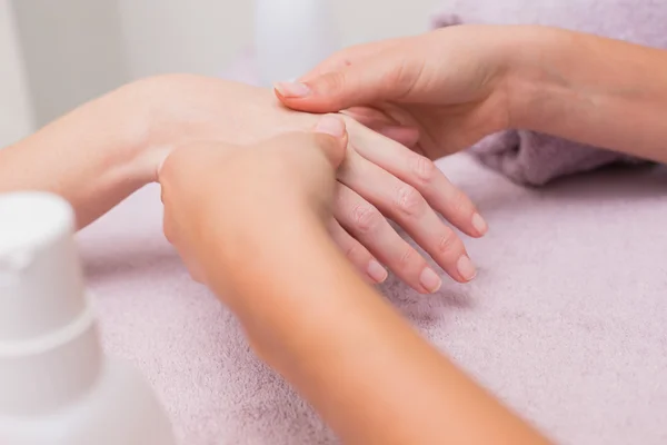 Mulher recebendo massagem na mão — Fotografia de Stock