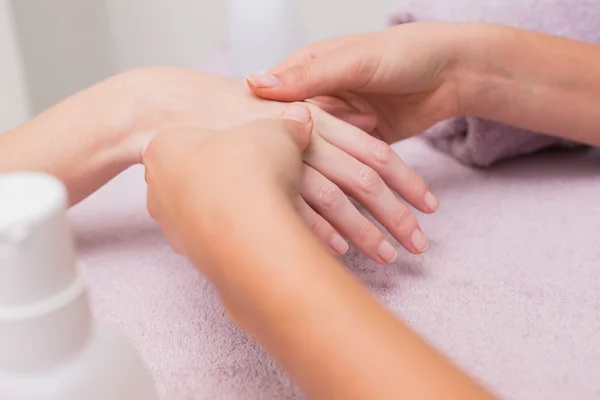 Frau bekommt Handmassage — Stockfoto