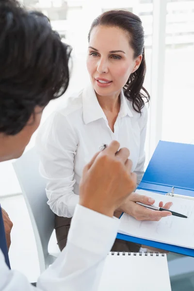 Geschäftsfrau arbeitet mit Teamkollegin zusammen — Stockfoto