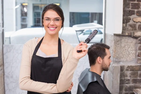 Haarstylist glimlachen op camera — Stockfoto