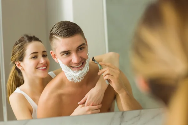 Vrouw zetten scheerschuim — Stockfoto