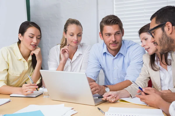 Equipe de negócios tendo reunião — Fotografia de Stock