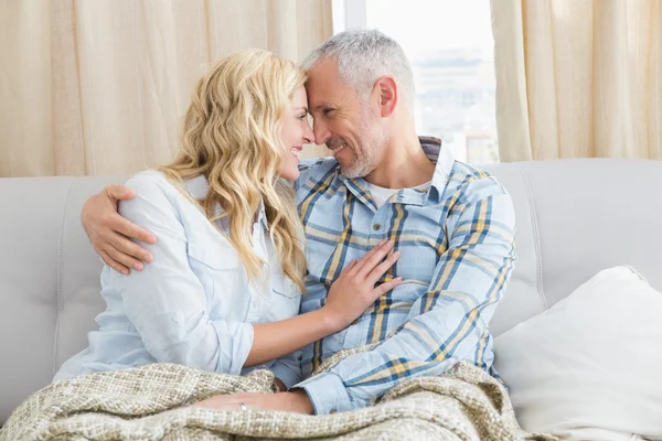 Casal relaxante no sofá — Fotografia de Stock