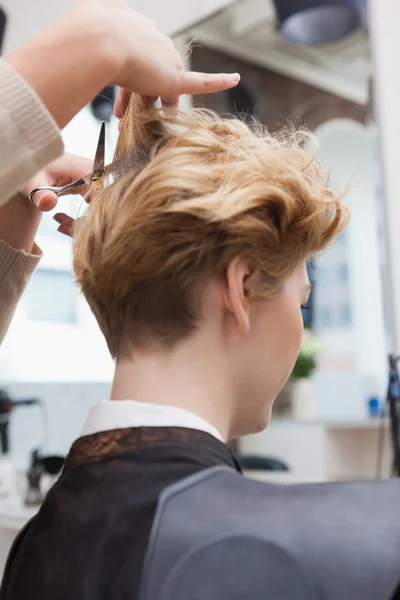 Cabeleireiro clientes corte cabelo — Fotografia de Stock