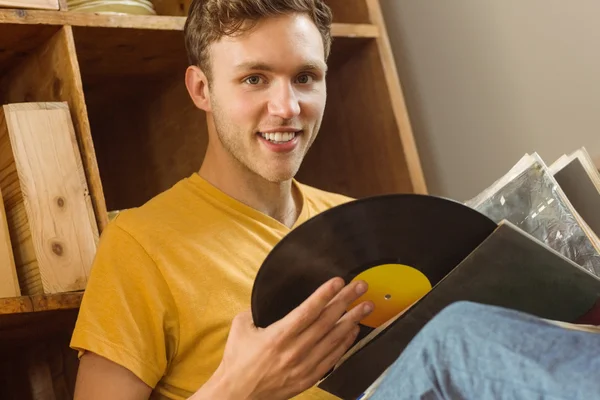 Hombre mirando colección de vinilo —  Fotos de Stock