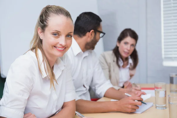 Businesswoman smiling at camera — Stock Photo, Image