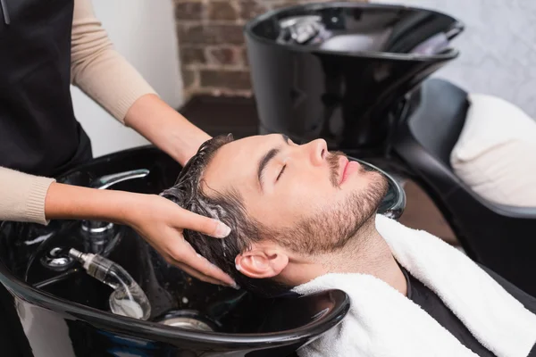 Hair stylist washing mans hair — Stock Photo, Image