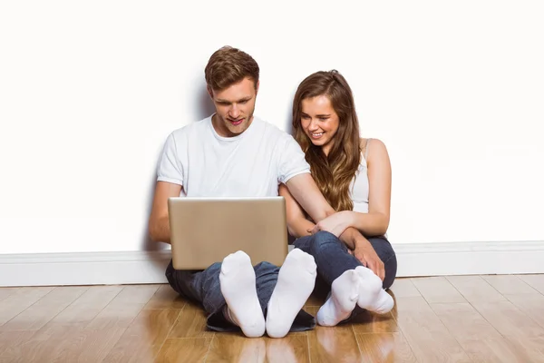 Couple using laptop — Stock Photo, Image