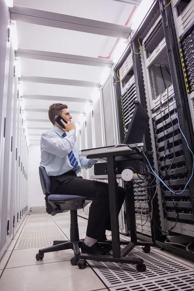 Technician talking on phone — Stock Photo, Image