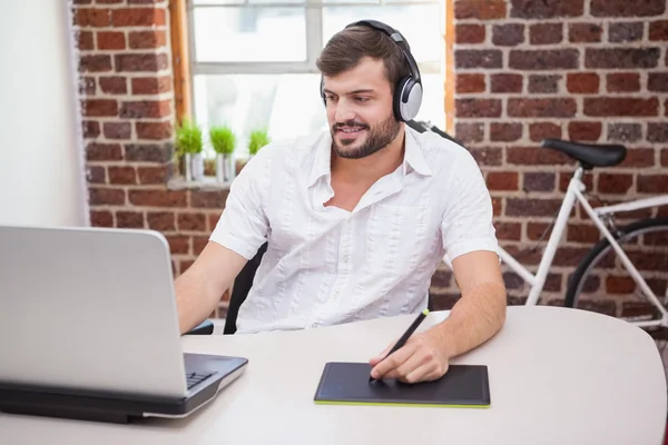 Ontwerper met behulp van grafisch tablet en laptop — Stockfoto