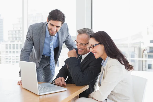 Equipo de negocios viendo la pantalla del ordenador — Foto de Stock