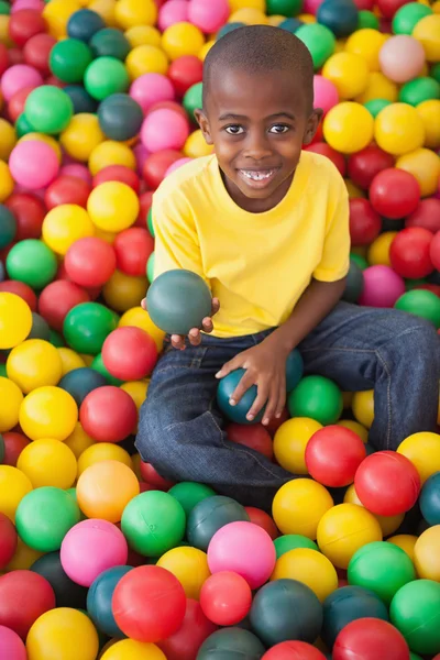 Junge im Ballbecken — Stockfoto