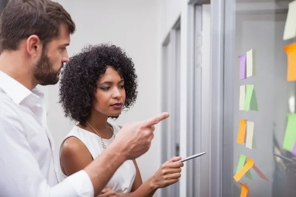 Business team looking at sticky notes — Stock Photo, Image