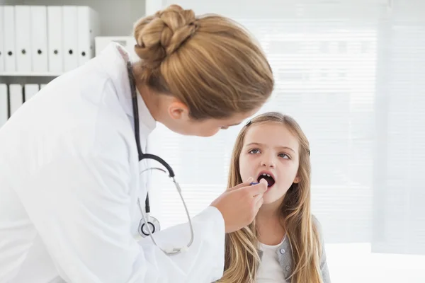 Doctor examining patient — Stock Photo, Image