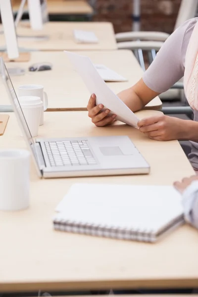 Geschäftsleute arbeiten am Laptop — Stockfoto