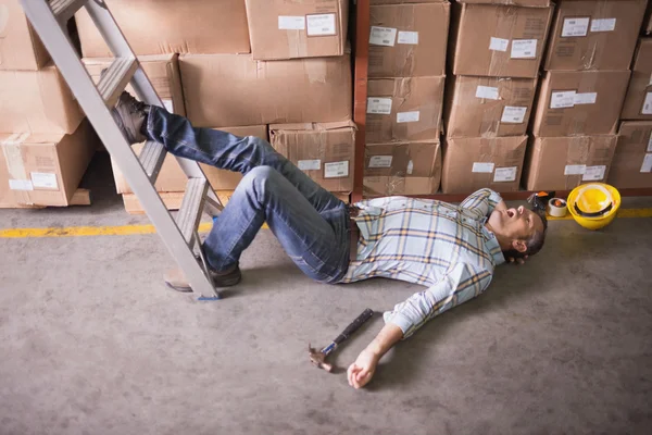 Trabajador acostado en el suelo —  Fotos de Stock