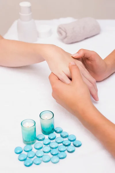 Donna ottenere massaggio della mano — Foto Stock