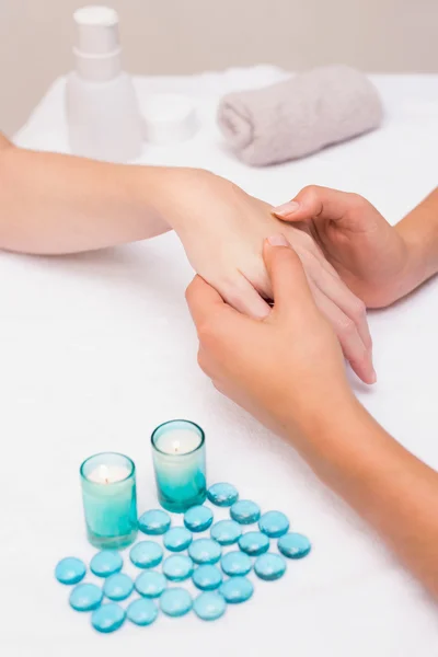 Frau bekommt Handmassage — Stockfoto