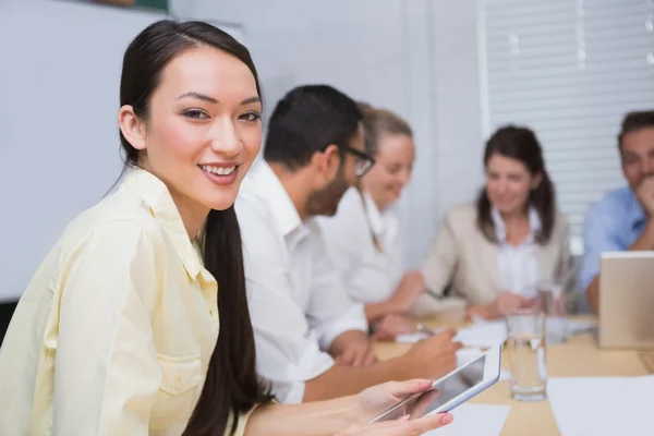 Mujer de negocios sonriendo a la cámara —  Fotos de Stock