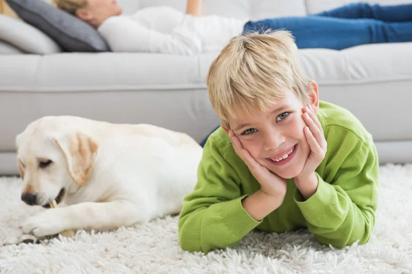 Little boy with puppy — Stock Photo, Image