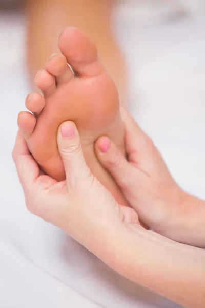 Mulher recebendo massagem nos pés — Fotografia de Stock