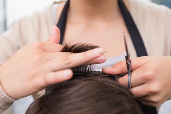 Mann bekommt Haare gestutzt — Stockfoto