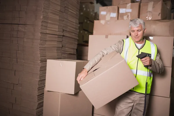 Worker scanning package — Stock Photo, Image