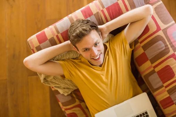 Mann benutzt Laptop auf Couch — Stockfoto