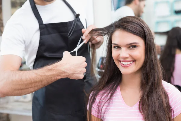 Frau lässt sich Haare schneiden — Stockfoto