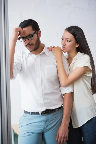 Businesswoman consoling friend — Stock Photo, Image
