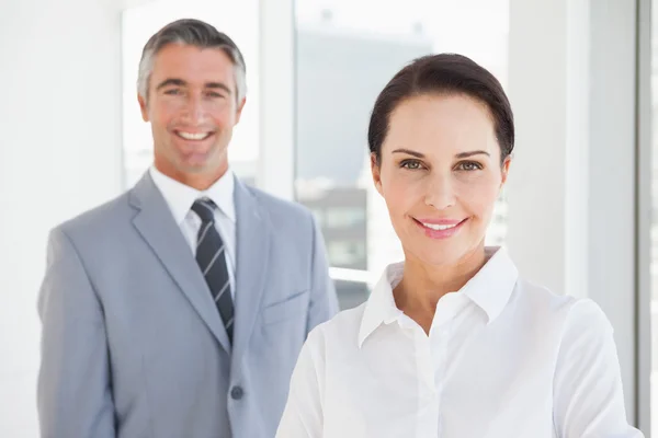 Business folk tittar på kameran — Stockfoto